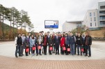 간담회가 끝난 후 김기현 울산시장과 단체사진 찍는 UNIST 외국인 학생들