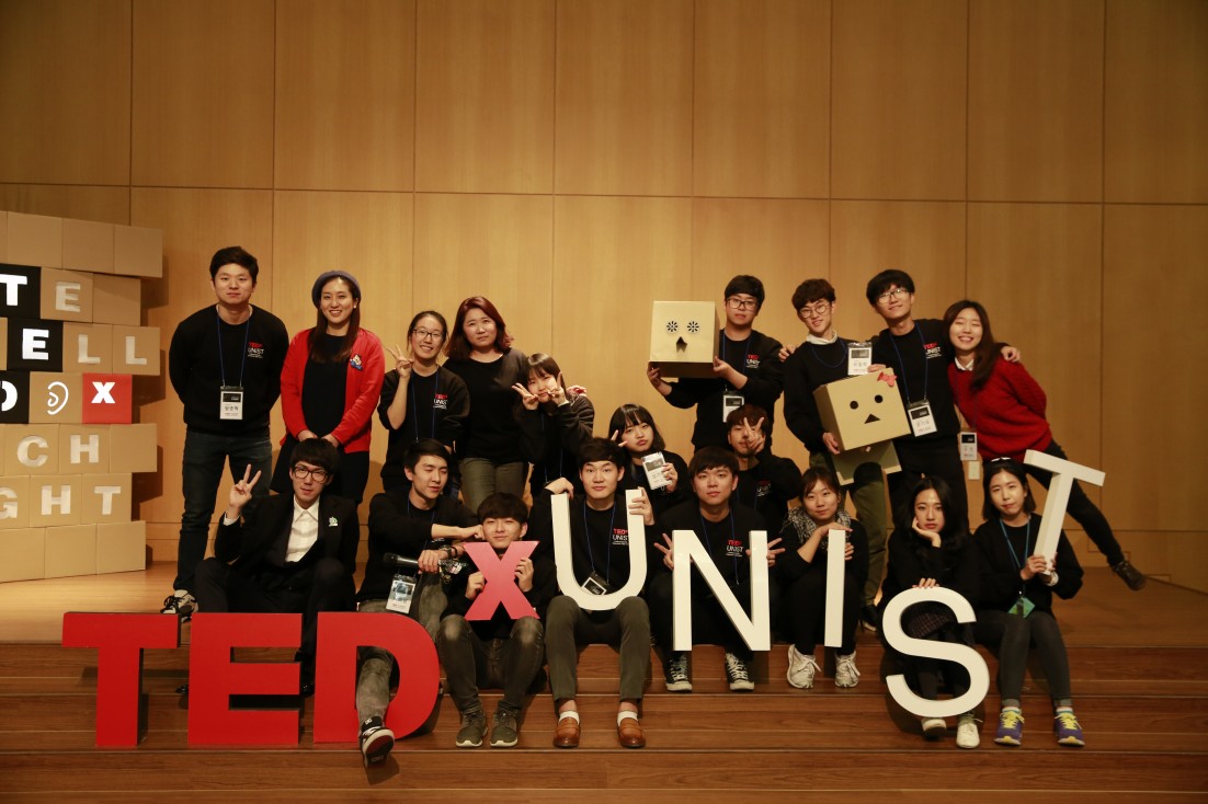 제4회 TEDxUNIST를 준비한 학생들과 연사의 모습