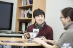 송준섭 과학동아 기자가 곽영신 UNIST 디자인 및 인간공학부 교수를 취재하고 있다 (2)