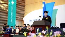 조무제 총장이 '2015 UNIST 학위수여식'에서 학위수여식 축사를 전하고 있다. 조 총장은 졸업생들에게 