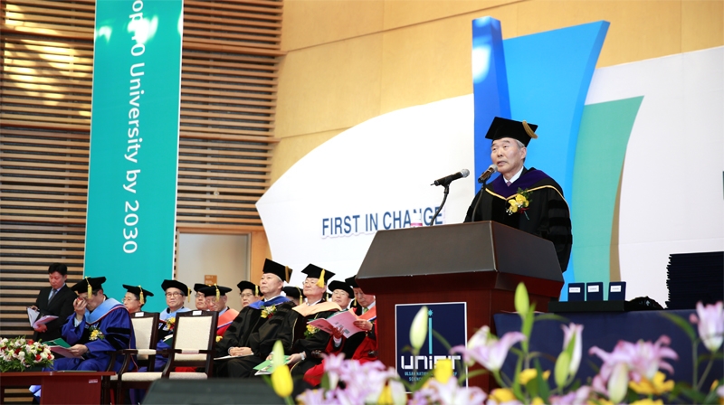 조무제 총장이 '2015 UNIST 학위수여식'에서 학위수여식 축사를 전하고 있다. 조 총장은 졸업생들에게 "실패를 두려워 하지 않는 글로벌 리더가 되라"고 당부했다.
