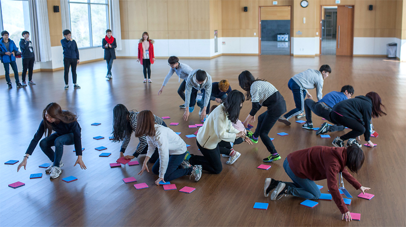 New first year student, playing Campus Match games at the UNIST Kyungdong Hall on Thursday, February 26, 2015. [Photo Credit: Studio Ingam]