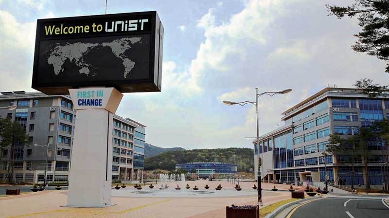 UNIST 정문으로 들어오면 보이는 미디어타워와 대학본부, 학술정보관의 모습이다.