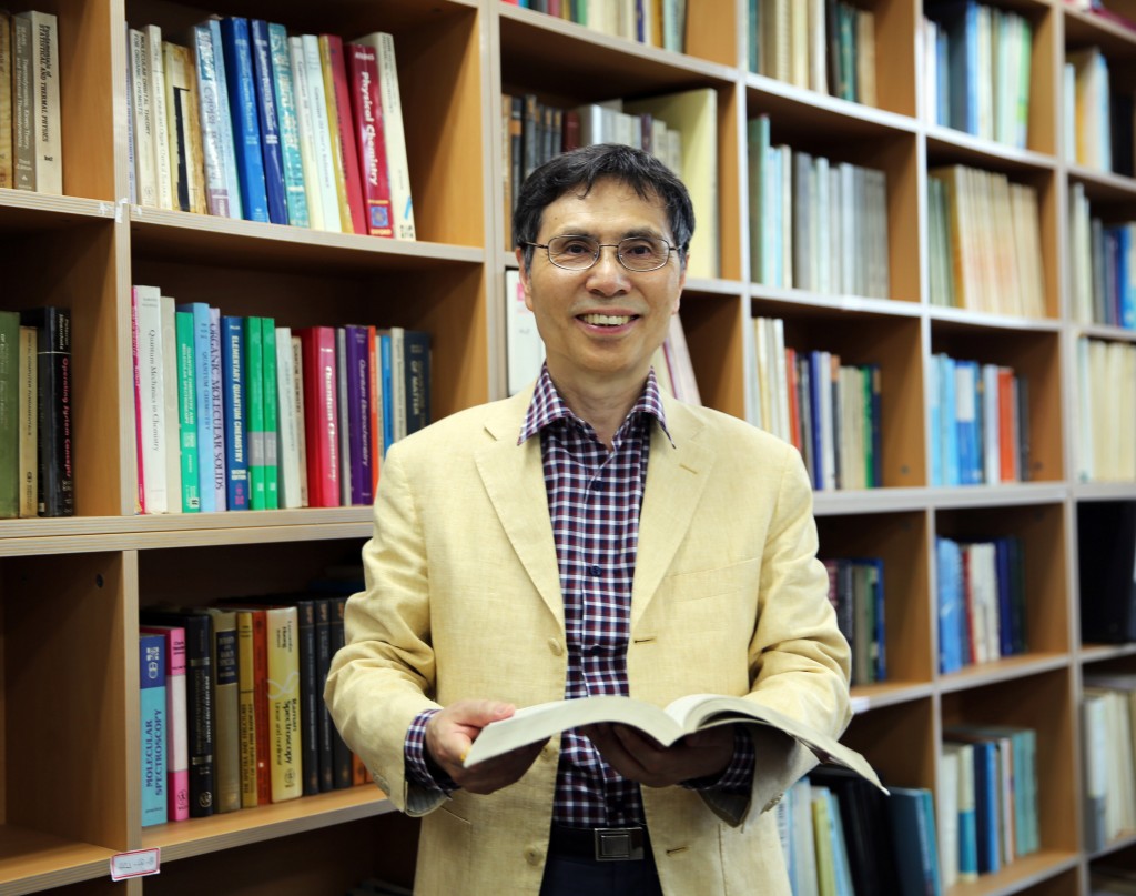 김광수 UNIST 자연과학부 교수가 자신의 연구실에서 포즈를 취했다. 국가과학자인 그는 h-인덱스 75를 기록하고 있으며, 2011년 말 세계 화학자 500인에 선정되기도 했다. 