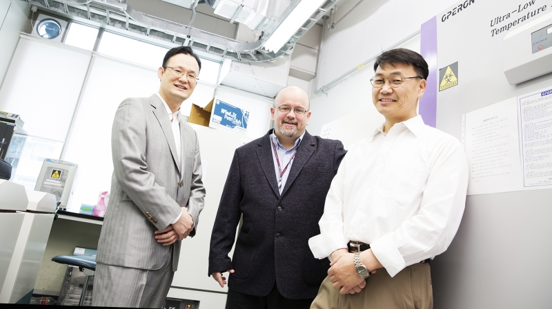 슈퍼박테리아 치료제 개발에 나선 UNIST 연구진의 모습. 왼쪽부터 남덕우, 미첼,김철민 교수다.