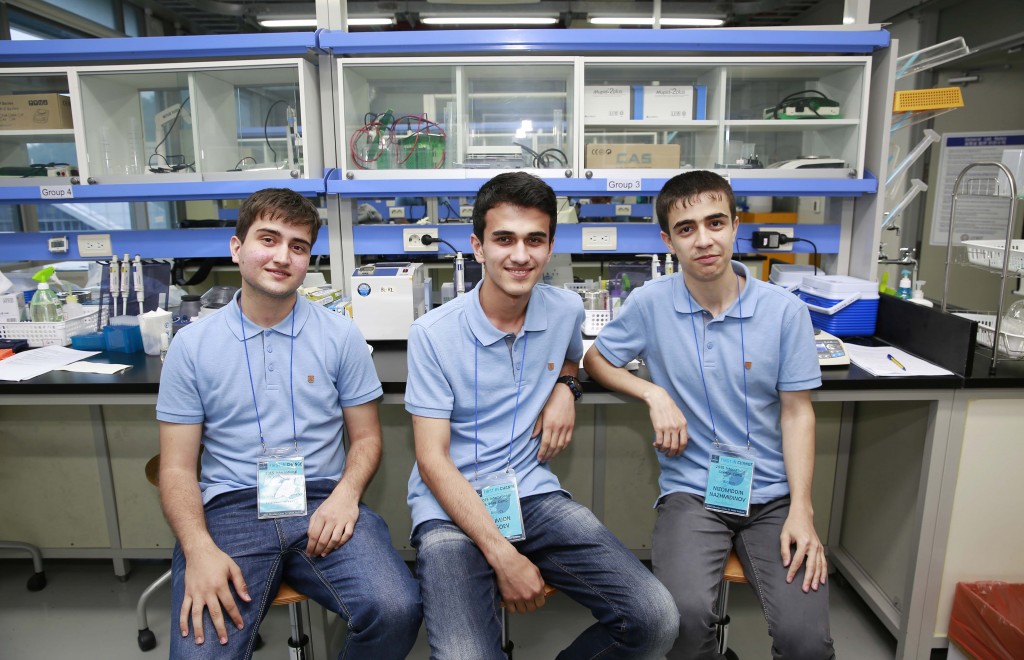 UNIST를 찾은 타지키스탄 고교 생물학 3인방. 왼쪽부터 아슬코드자 마그주모브, 살림존 카고에브, 니조미딘 나즈미디노브다. 이들은 타지키스탄에 돌아가 UNIST에서 겪은 귀한 경험을 전하겠다고 밝혔다.