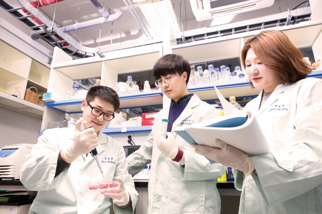 생명과학부 학생들이 실험실에서 토론하고 있다. |UNIST 자료 사진