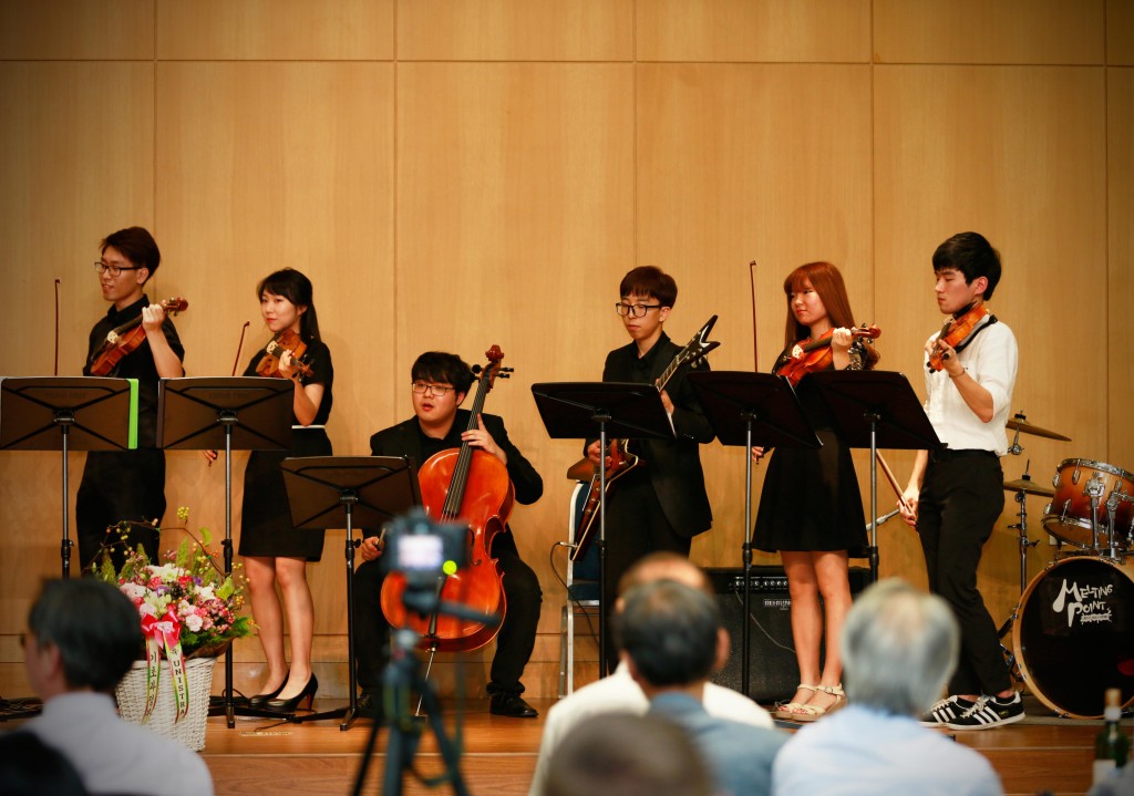 UNISTRA 개관 기념 공연에서 단원들이 멋진 연주를 펼치고 있다. | 사진: 김경채