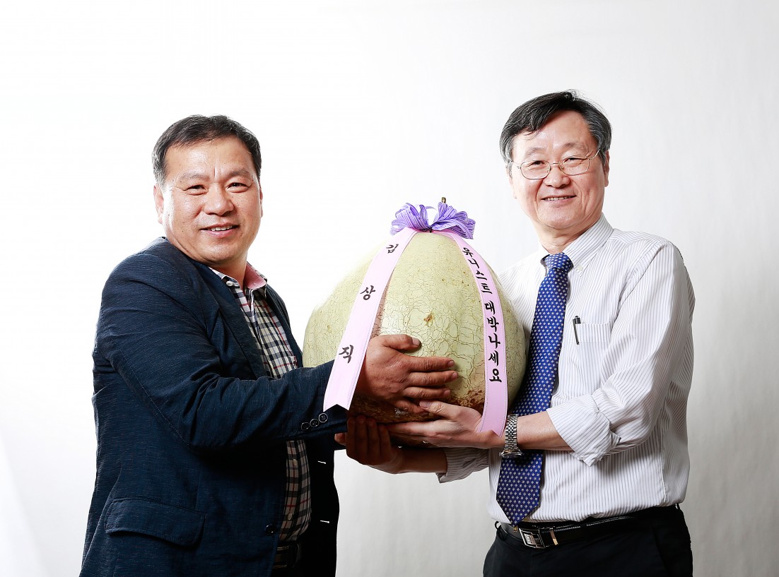 (왼쪽부터) 울주군민 김상직 씨와 이재성 교학부총장이 대박을 들고 환하게 웃고 있다