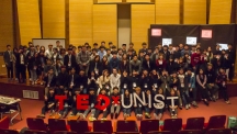 8일 UNIST 대학본부 2층 대강당에서 '제5회 TEDxUNIST'가 개최됐다. 이번 행사에서는 '꼬리, 몸통을 흔들다'라는 주제로 6명의 연사가 발표하며, 참가자들에게 창의적 영감을 불어넣었다. | 사진: 제5회 TEDxUNIST 운영진