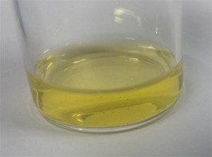 메탄올에 LiI-Li<sub>4</sub>SnS<sub>4</sub>를 녹인 사진. 이런 방식으로 녹여서 활물질에 코팅하면 된다.