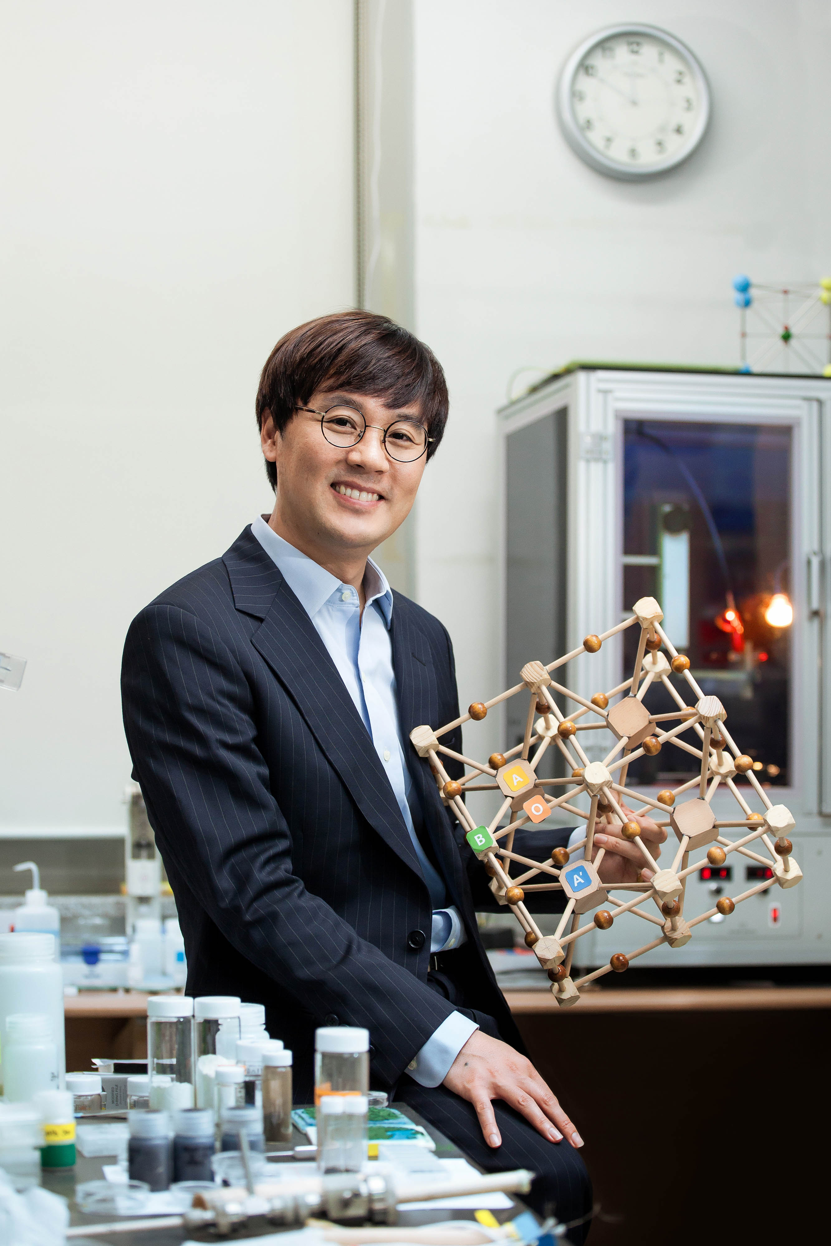 김건태 교수가 자신의 페로브스카이트 모형을 손에 들고 미소짓고 있다. | 사진: 이서연