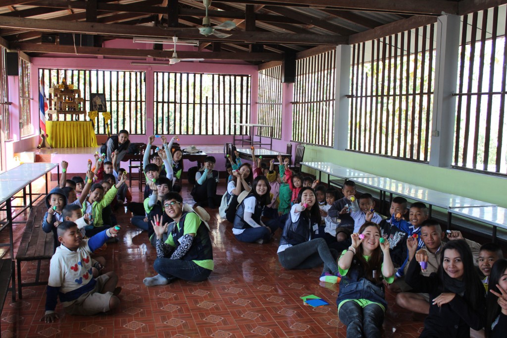 18일에는 태국 치앙마이에 있는 초등학교를 방문해 교육봉사도 진행했다. 초등학교 학생들과 봉사단이 기념사진을 촬영했다. | 사진: 한재원