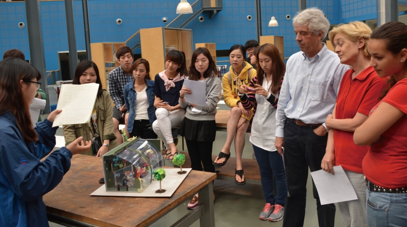 헨리 크리스티안스 교수가 네덜란드 델프트공대에서 한국 학생들을 대상으로 소규모 상점 디자인(retail design)에 대한 워크숍을 진행 중이다. | 사진: 헨리 크리스티안스 교수 제공