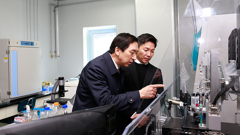 김기현 울산시장이 3D프린팅 센터 출범식에 참석해 바이오 3D프린터를 둘러보고 있다