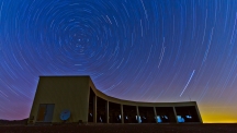미국 유타 사막에 설치된 텔레스코프 어레이 실험 장치의 모습. 입자검출장치가 1.2km 간격으로 넓은 지역에 펼쳐져 있고, 건물 내부에 망원경 여러 대가 세 지점에서 입자검출장치를 둘러싸는 형태로 설치돼 하늘을 관측한다. | 미국 유타대 제공