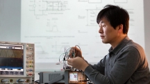 김재준 교수가 스마트 센서 시스템을 살펴보고 있다. 센서의 크기는 작지만 복잡한 계산과 회로를 통해 많은 일을 할 수 있다. | 사진: 안홍범