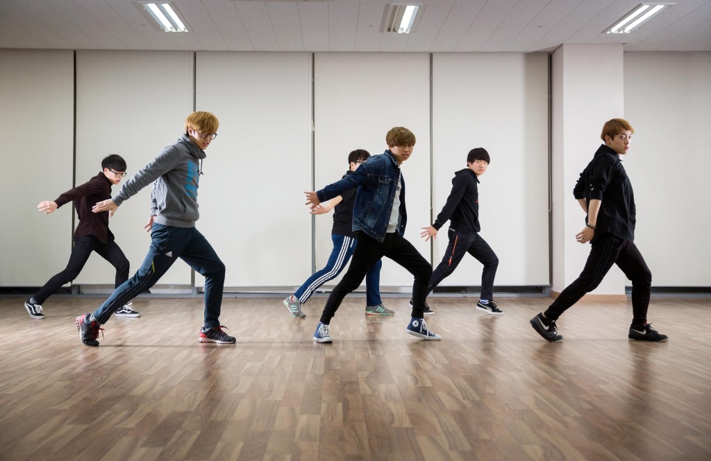 U-turn의 남성 회원들이 거울 앞에서 춤 동작을 맞춰보고 있다. | 사진: 안홍범