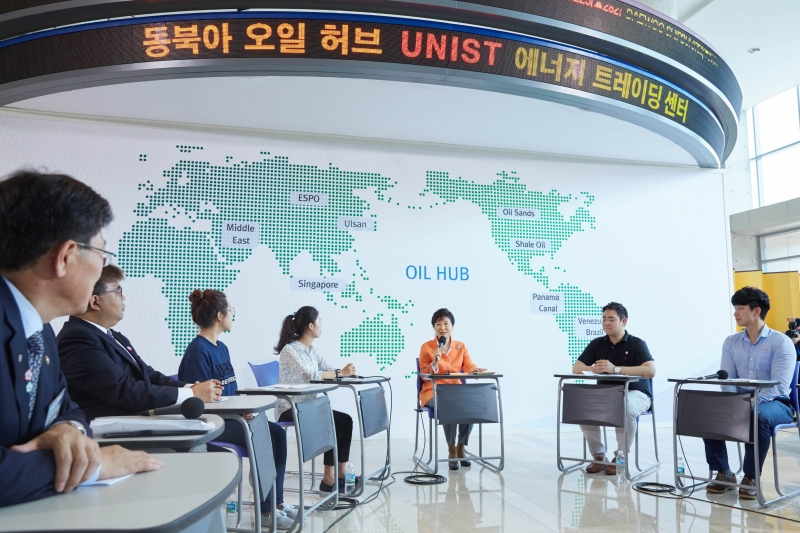 UNIST에서 운영 중인 '에너지상품거래 및 금융공학 과정'은 박근혜 대통령이 직접 참관할 정도로 주목 받고 있다. 사진은 2015년 7월 15일 UNIST 국제 에너지 트레이딩 센터를 방문한 박 대통령의 모습이다. | 사진: 청와대 제공