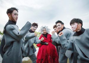 배우 박정자 씨와 UNIST 연극동아리 NEST가 반구대 연극에 오르기전 기념 사진을 촬영했다.