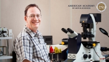 스티브 그래닉 자연과학부 특훈교수가 IBS 첨단연성물질연구단의 실험장비 앞에서 사진을 촬영했다. 그는 최근 미국학술원 회원으로 선출됐다. | 사진: 아자스튜디오 이서연, 그래픽: 최수진