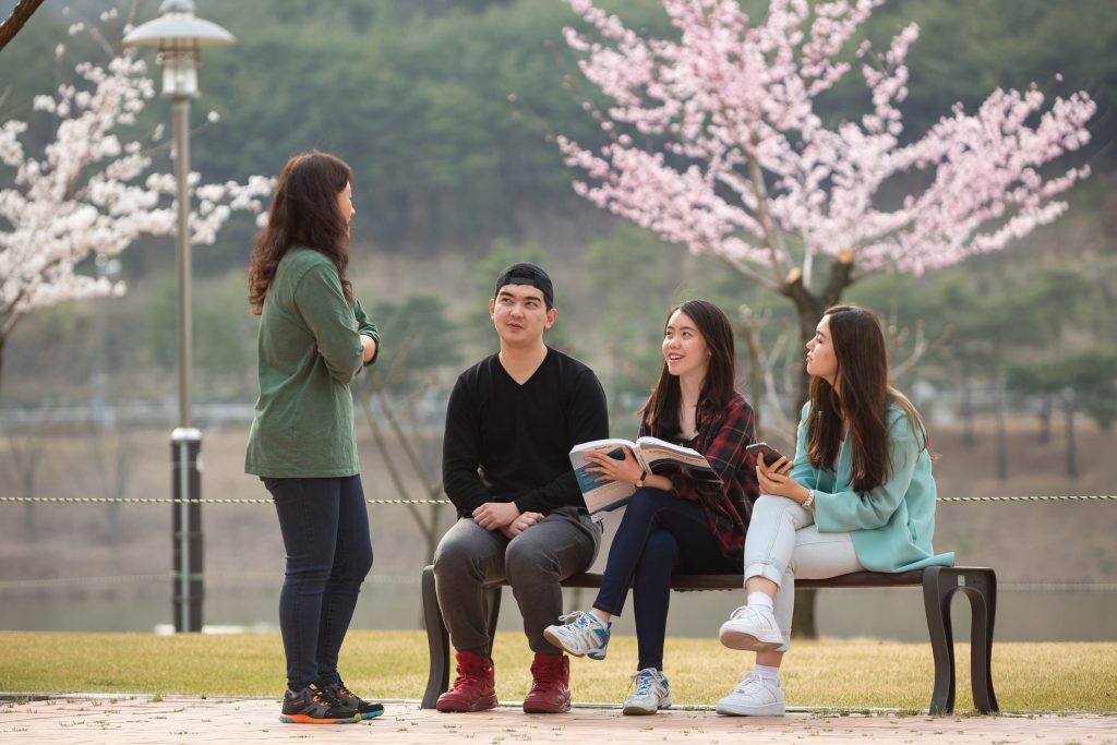 봄꽃이 만발한 UNIST 캠퍼스에서 달콤한 휴식을 즐기는 타오 학생과 친구들의 모습. | 사진: 안홍범