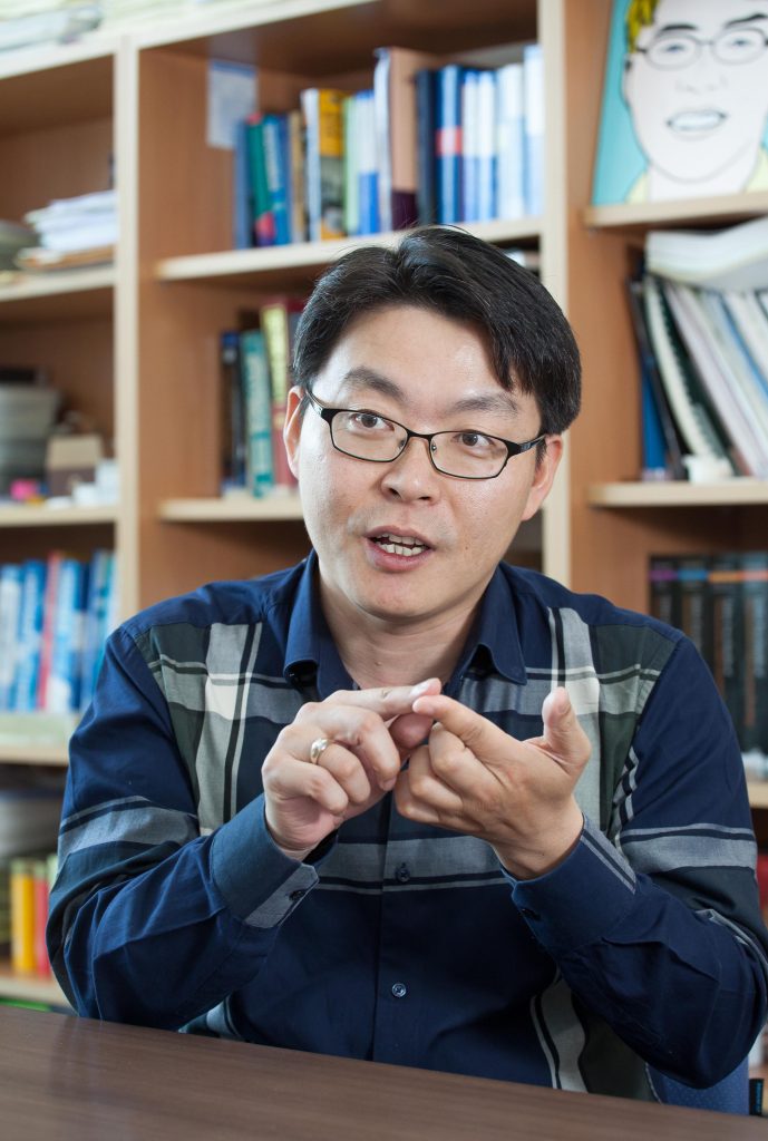 고현협 교수가 자신의 연구실에서 전자피부를 비롯한 생체모방 센서에 대해 설명하고 있다. | 사진: 아자스튜디오 이서연