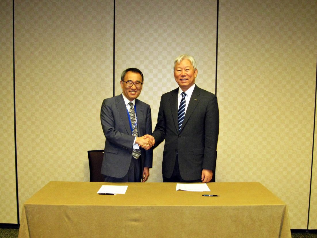 11일(현지시간) 미국 댈러스에서 (왼쪽부터)임용택 한국기계연구원 원장과 정무영 UNIST 총장이 공동연구를 위한 MOU를 체결했다.
