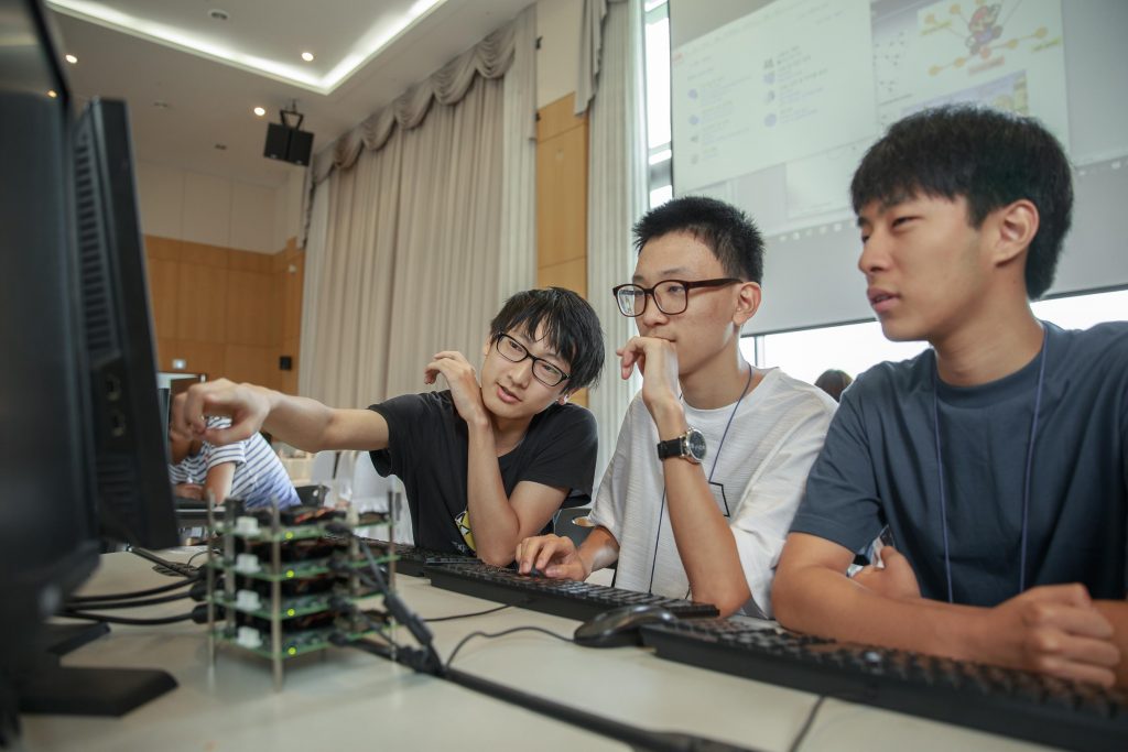 캠프에 참가한 학생들은 3명씩 한 팀을 이뤄 슈퍼컴퓨터에 관한 각종 과제를 풀어냈다. 학생들 앞에는 스스로 조립한 병렬식 컴퓨터가 놓여 있다. | 사진: 김경채