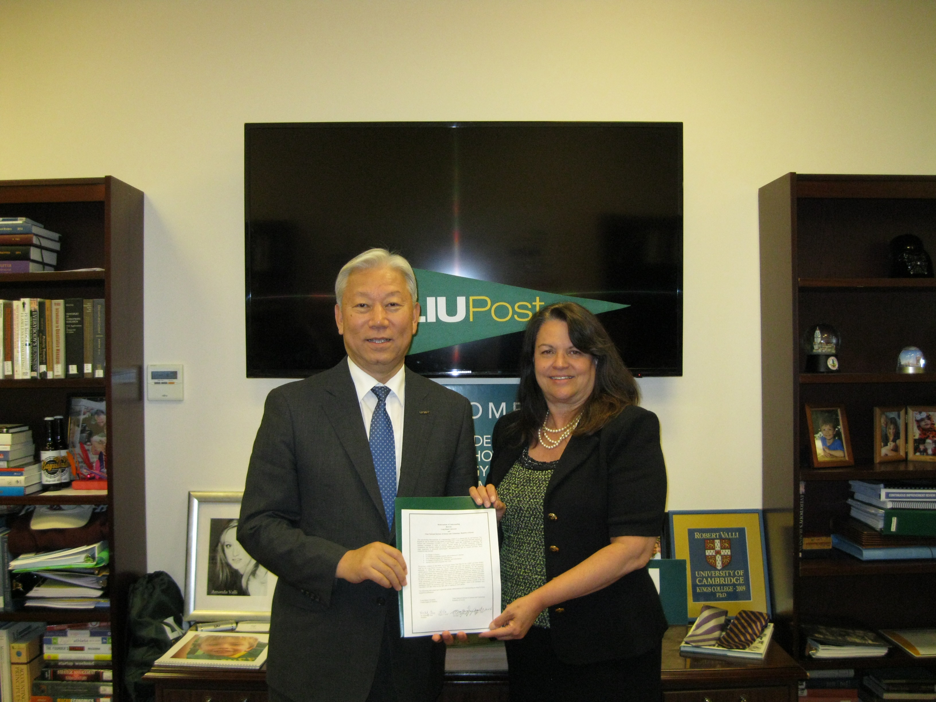 정무영 총장과 Kimberly R. Cline LIU 총장이 MOU를 체결했다. 