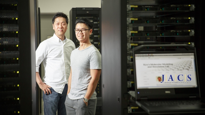 곽상규 교수(좌)와 케스터 왕 박사(우)가 UNIST 슈퍼컴퓨팅센터에서 촬영했다. 이번 연구는 슈퍼컴퓨터를 활용해 그래핀 나노리본을 정교한 모델링한 덕분에 가능했다. | 사진: 김경채