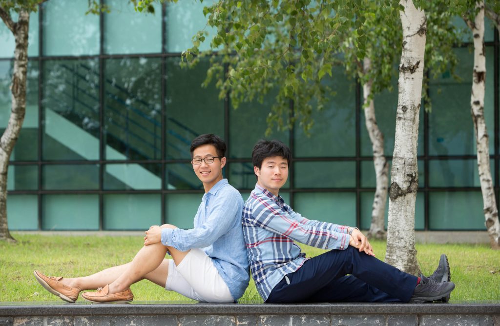 장능인 이사(우)와 장한림 학생(좌)이 KAIST 캠퍼스에서 기념사진을 촬영했다. | 사진: 안홍범