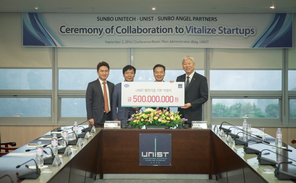 UNIST는 선보유니텍으로부터 기부금 5억 원을 받고 기술지주회사 설립에 나선다_(왼쪽부터) 최영찬 선보엔텔파트너스 대표, 최상식 선보유니텍 부사장, 최금식 선보유니텍 대표이사, 정무영 UNIST 총장