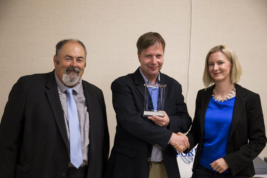 2016 파인만 상을 수상한 바르토즈 지보브스키 교수(가운데)가 포어사이트 연구소의 줄리아 보스먼(Julia Bossmann, 오른쪽) 소장과 악수하고 있다. 왼쪽은 스티브 버게스(Steve Burgess) 포어사이트 연구소 최고운영자. |사진: 포어사이트 연구소 제공