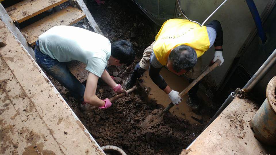 주택에 쌓이 진흙을 치우고 있는 UNIST 봉사단의 모습. | 사진: UNIS 총학생회 제공