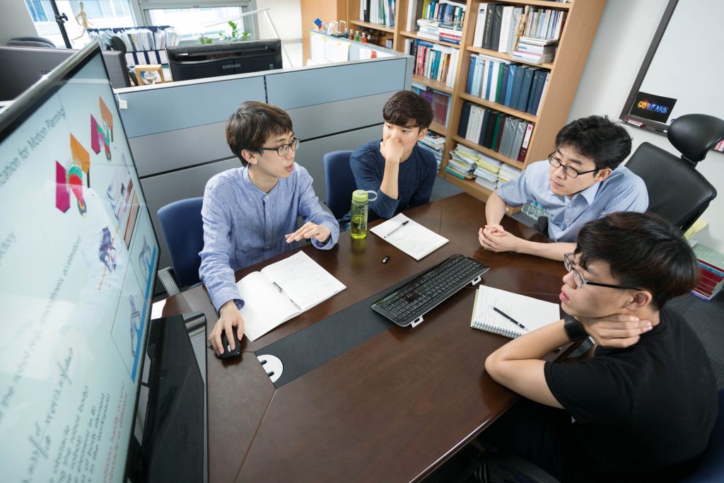 배준범 교수(오른쪽 두 번째)가 학생들과 회의를 하며 프로젝트 내용을 검토하고 있다. | 사진: 안홍범