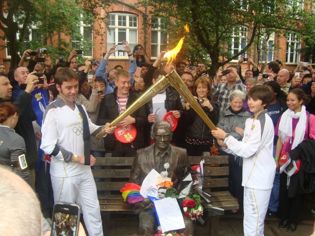 2012년 런던 올림픽 성화의 불꽃은 튜링의 100 번째 생일에 맨체스터에서 튜링의 동상 앞에서 전달됐다. 그만큼 튜링이 현대에 남긴 영향력은 대단하다. | 사진 출처: 위키백과