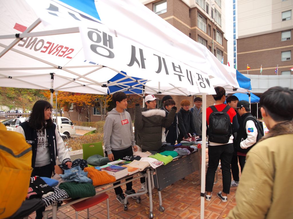 지역 수재민을 돕기위해 지난 10일 기부시장이 UNIST 기숙사 광장에서 개최됐다.