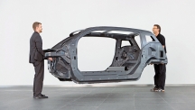 두 사람이 가뿐하게 들 수 있는 가볍고 튼튼한 자동차 몸체. 이는 탄소섬유강화플라스틱(CFRP)으로 차체를 만든 BMW i3다. 구동계는 대부분 알루미늄이 사용돼 공차 중량은 1300kg에 불과하다. | BMW 제공