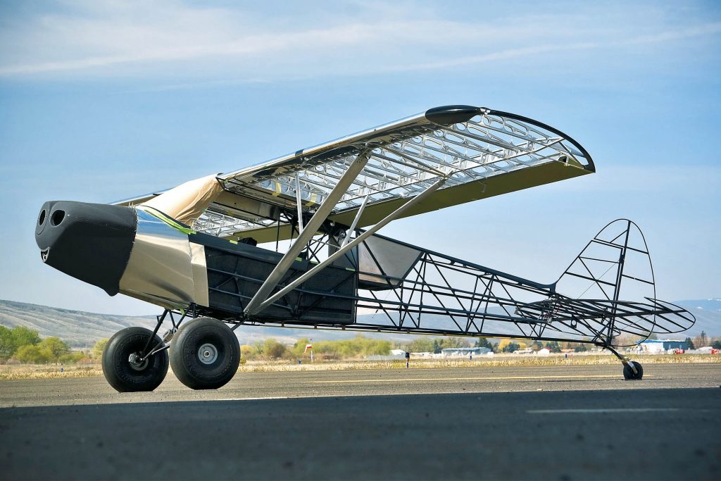 탄소섬유를 이용해 만든 경비행기. 탄소섬유는 같은 크기일 경우 보통 408kg에 달하는 경비행기의 무게를 1/3로 줄였다.