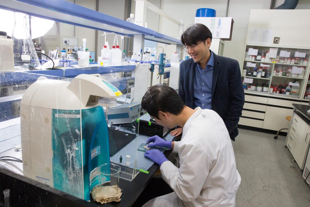 실험실에서 사영진 박사(왼쪽)를 지도하는 주상훈 교수(오른쪽)의 모습. | 사진: 김경채