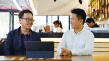 UNIST 기술사업화센터의 김현욱 팀장(왼쪽)과 선보엔젤파트너스의 최영찬 대표(오른쪽)가 UNIST에 설립될 선보엔젤의 사무소에 대해 논의하고 있다. | 사진: 안홍범