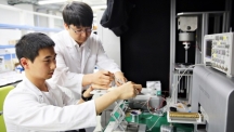 실리콘 스펀지 마찰 효과를 이용한 고효율 나노발전기 개발