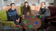 이번 연구에 참여한 연구진 사진. 왼쪽부터 최원영 교수, 이지영 연구원, 곽자훈 교수다. 탁자 위에 보이는 모식도는 다공성 물질의 내부 구조를 설계하는 방법을 나타내고 있다. | 사진: 김경채