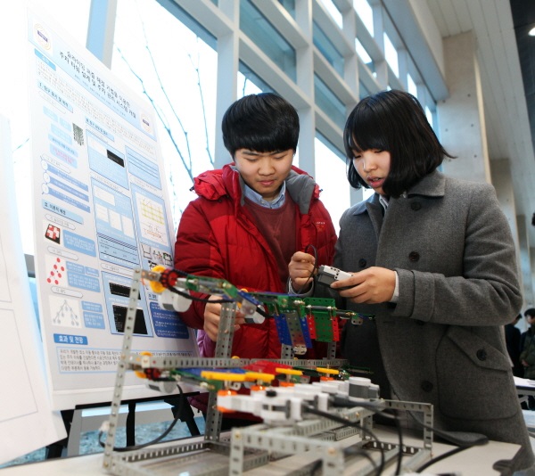 UNIST, ‘2013 창의적 융합과학 실험과제 발표회’ 개최