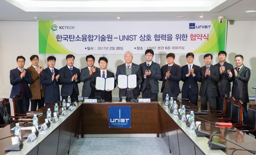 UNIST는 20일(월) 한국탄소융합기술원과 MOU를 체결해 하이퍼튜브 차량 소재 공동연구에 나선다_(왼쪽부터 협약서 든) 정동철 한국탄소융합기술원 원장, 정무영 UNIST 총장