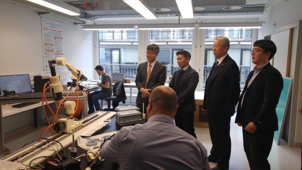 방문단이 바젤대의 이노베이션 파크를 방문해 바이오 3D프린팅 분야 연구 협력을 논의했다.