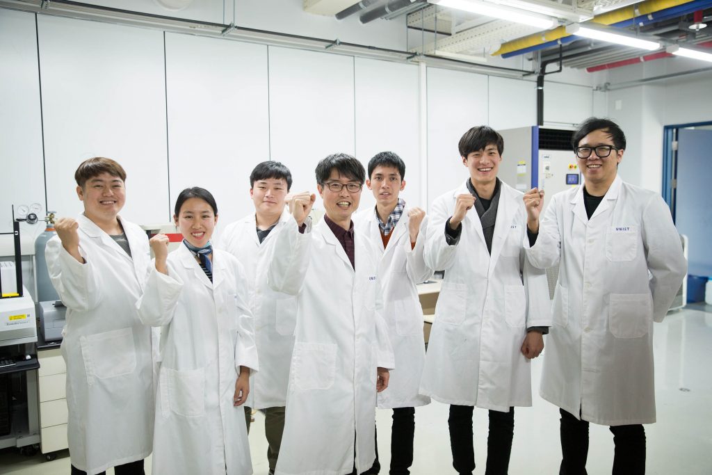 UNIST 원전해체핵심요소기술 원천기반 연구센터 연구진_(왼쪽에서 네번째) 김희령 센터장