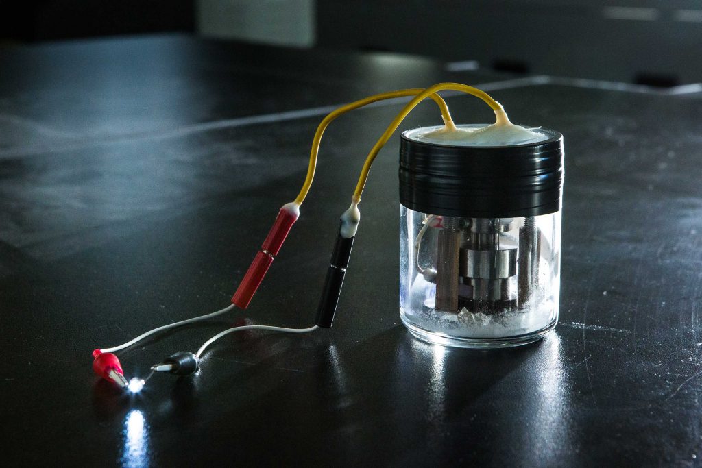 정윤석 교수팀이 개발한 전고체 리튬 배터리의 모습. 전극과 전해질이 모두 고체인 전지로 전구에 불을 켜는 모습이다. | 사진: 아자스튜디오 이서연