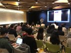 아시아의 청년 창업가들이 구글의 '캠퍼스 서울'에서 한국의 창업 생태계 환경을 설명받고 있다